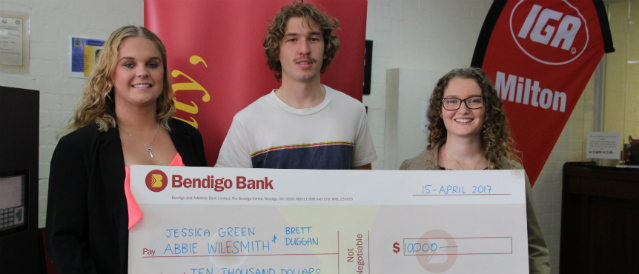 Three people holding a Bendigo Bank novelty cheque.
