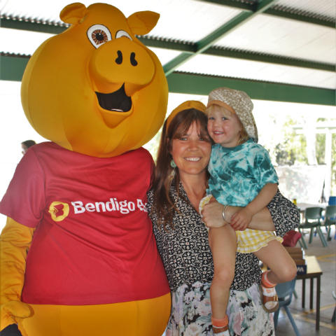 Piggy joined by local mother and child to celebrate Pomona Under 8 Day.