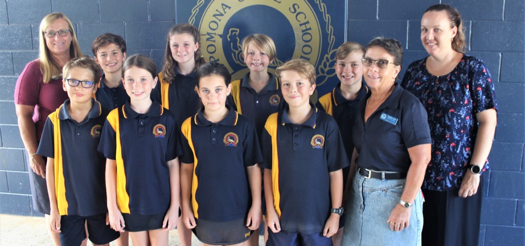 Students in uniform from Pomona State School pictured with school and Bendigo Bank staff members.