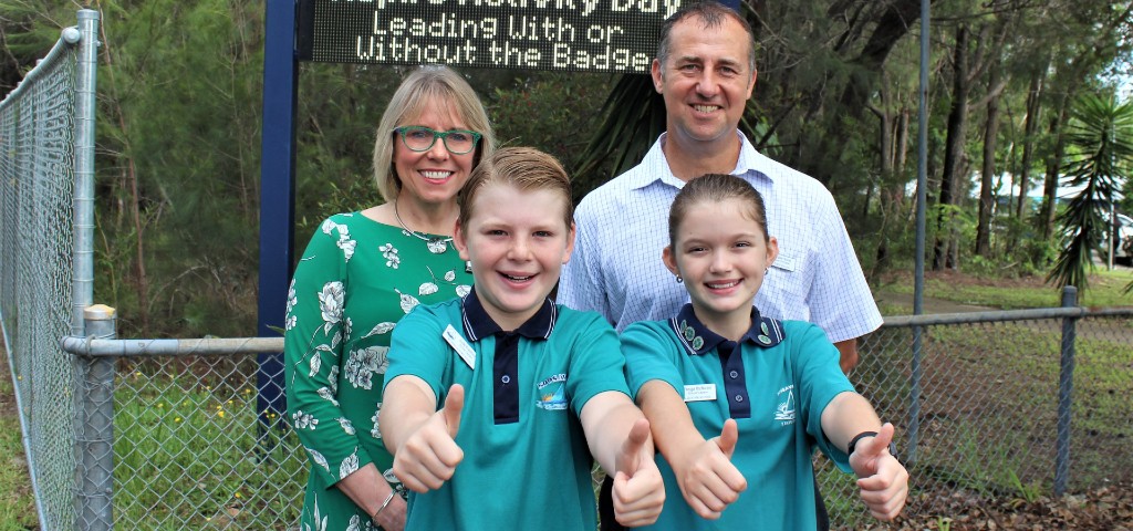 Noosaville state school students with deputy principal Freyja & branch manager Linda in front of the school.